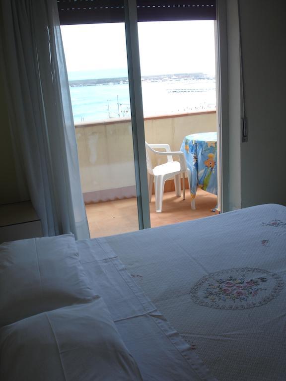 Hotel La Rusticana Giardini-Naxos Kamer foto