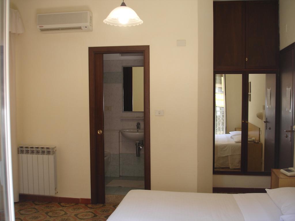 Hotel La Rusticana Giardini-Naxos Kamer foto