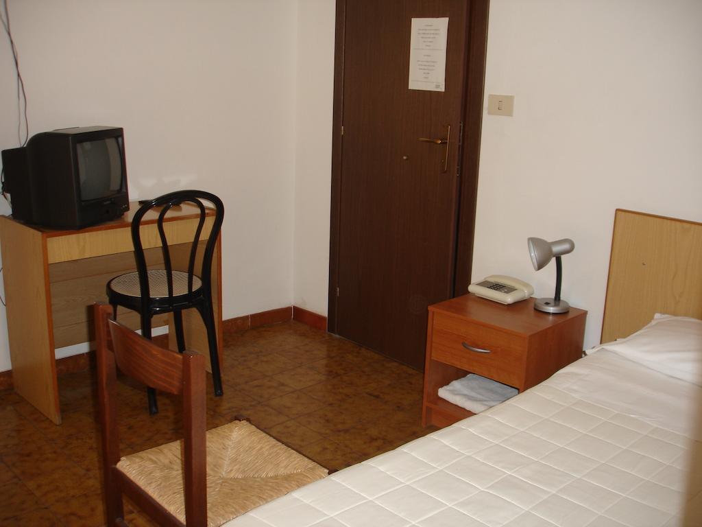 Hotel La Rusticana Giardini-Naxos Kamer foto