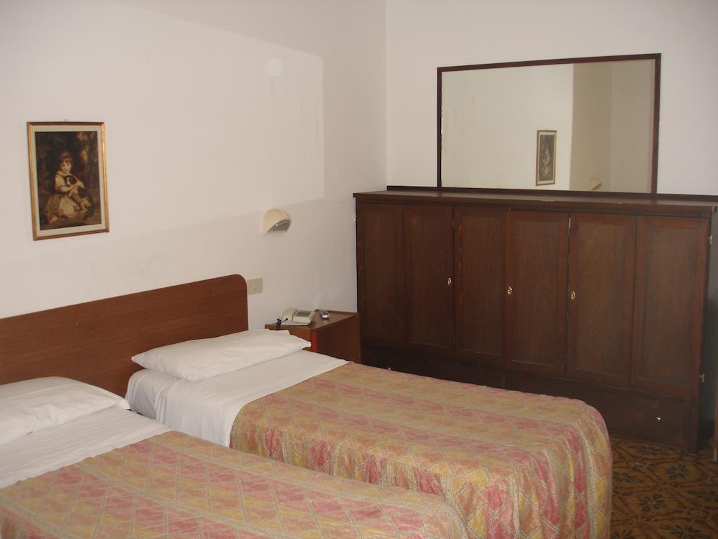Hotel La Rusticana Giardini-Naxos Kamer foto