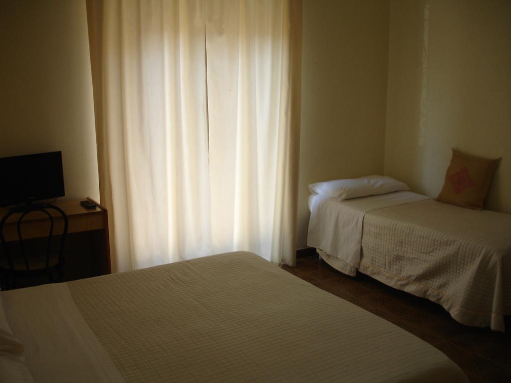 Hotel La Rusticana Giardini-Naxos Kamer foto