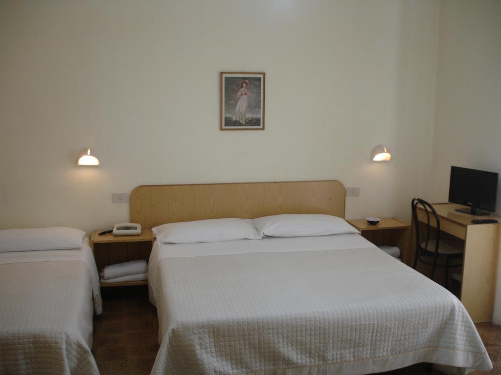Hotel La Rusticana Giardini-Naxos Kamer foto